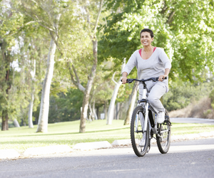 زن میانسال در حال دوچرخه سواری